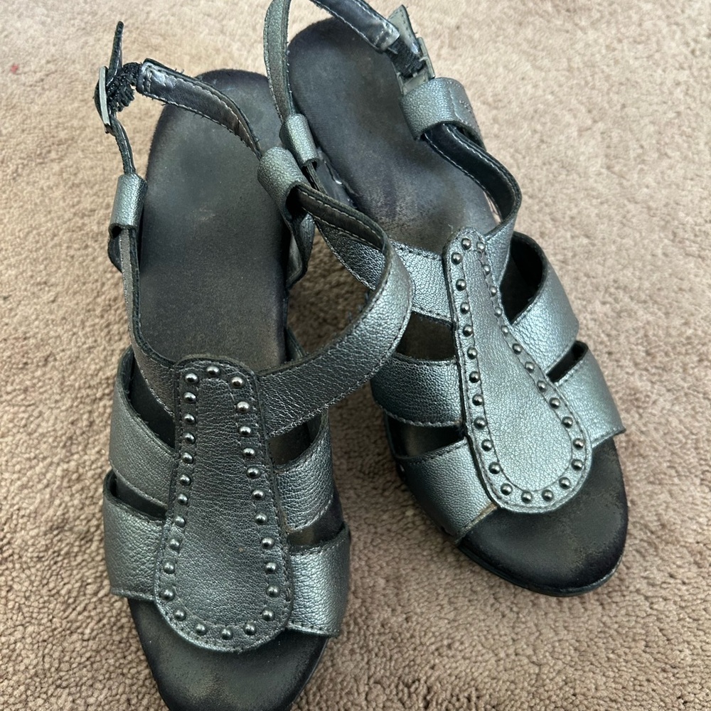 Unk Women's Metallic Strappy Sandals